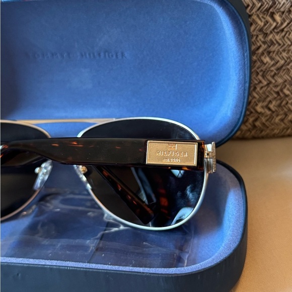 Tommy Hilfiger Silver Aviator Sunglasses With Sunglasses Case Unisex - Picture 3 of 5